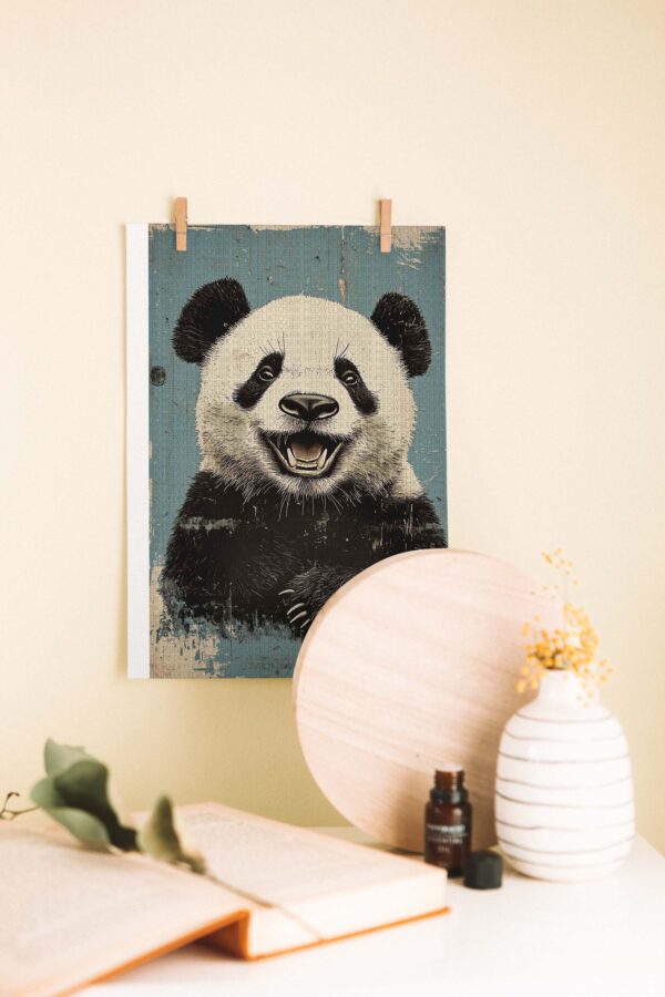 Gülen Panda – Nostaljik Ahşap Poster ile Sevimliliği Duvara Taşıyın