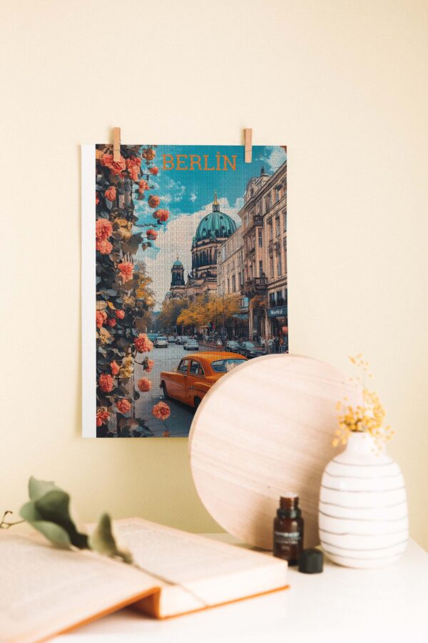 Berlin Sokakları – Vintage Turuncu Araba Temalı Retro Ahşap Poster