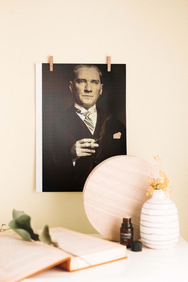 Atatürk Sigara İçen Klasik Portre Ahşap Poster