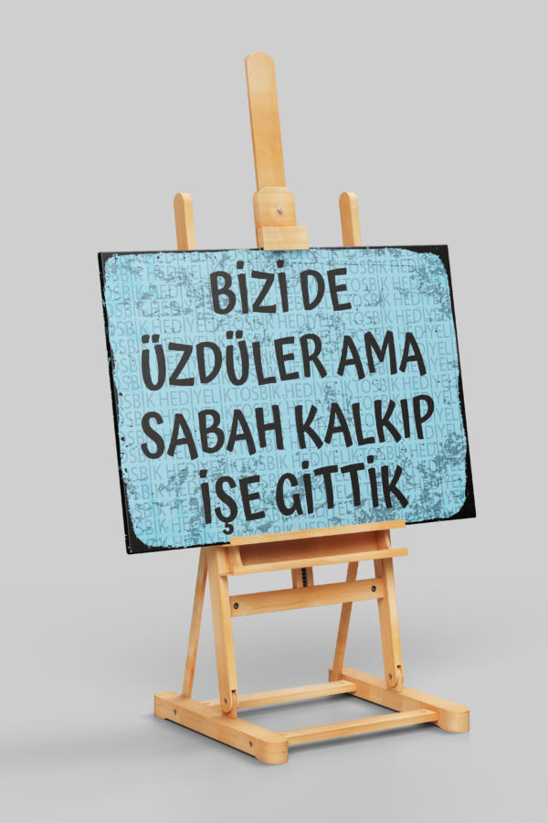 Bizi de Üzdüler Ama İşe Gittik – Esprili Ahşap Poster