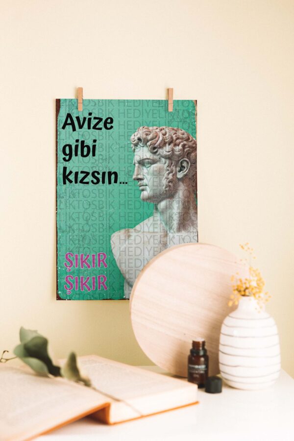 Avize Gibi Kızsın – Esprili Şıkır Şıkır Ahşap Poster