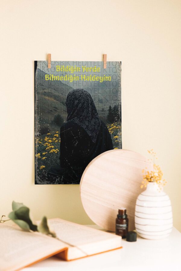 Bildiğin Yerde Bilmediğin Hâlde Ahşap Poster