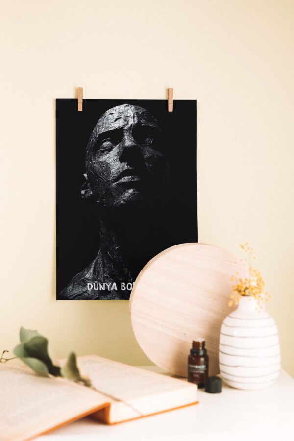 “Dünya Boştur Lo” – Siyah Dokulu Minimal Heykel Temalı Ahşap Poster