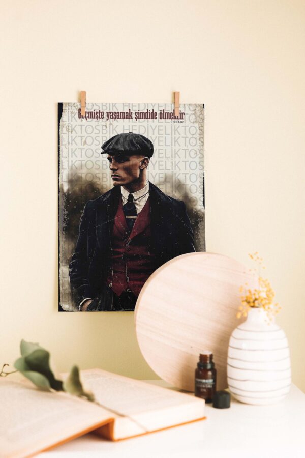 Shelby Tarzı Retro Karakter Tasarımlı Ahşap Poster – “Geçmişte Yaşamak Şimdide Ölmektir”