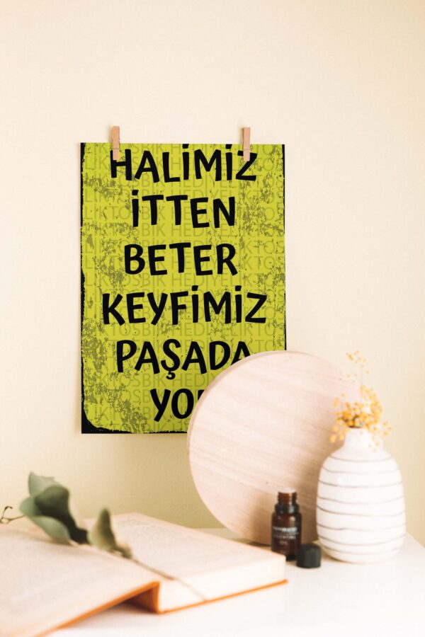 “Halimizi Sorma, Keyfimiz Paşada Yok” – Sarkastik Tipografi Temalı Ahşap Poster