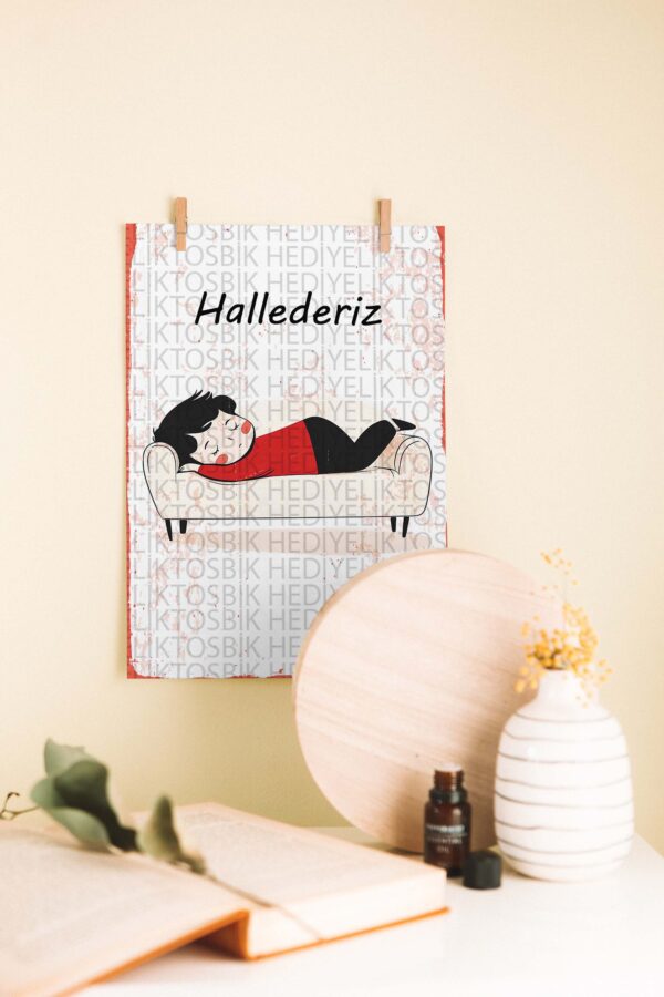 “Hallederiz” – Tembellik Ruhunu Yansıtan Mizahi Ahşap Poster