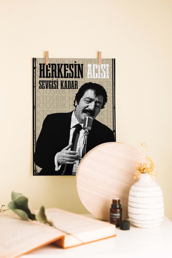 “Herkesin Acısı Sevgisi Kadar” – Arabesk Temalı Siyah Beyaz Ahşap Poster