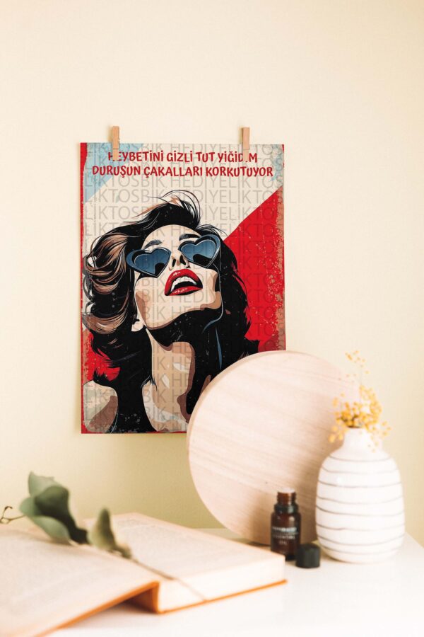 “Heybetini Gizli Tut Yiğidim” – Pop Art Stil Güçlü Kadın Temalı Ahşap Poster