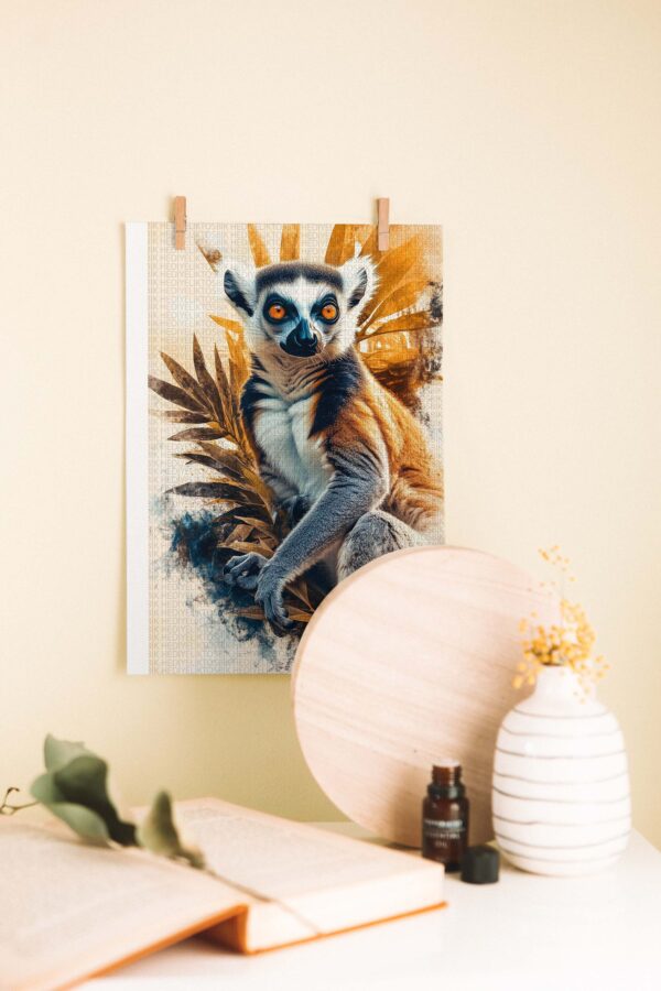 Tropikal Bakış – Lemur ve Palmiye Temalı Ahşap Poster