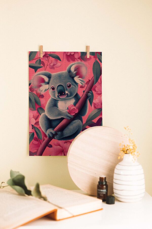 Çiçekler Arasında Koala – Sevimli Hayvan Temalı Ahşap Poster