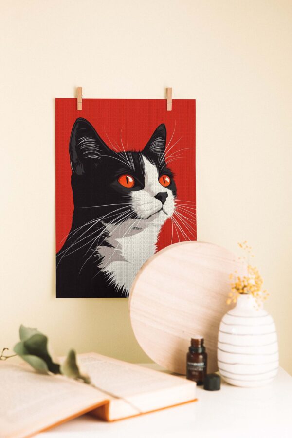Kırmızı Fonlu Tuxedo Kedi – Vektörel Minimalist Ahşap Poster