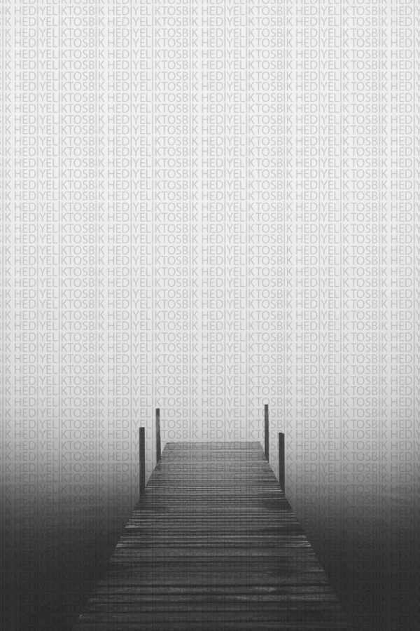 Sis İçinde İskele – Minimalist Siyah Beyaz Ahşap Poster