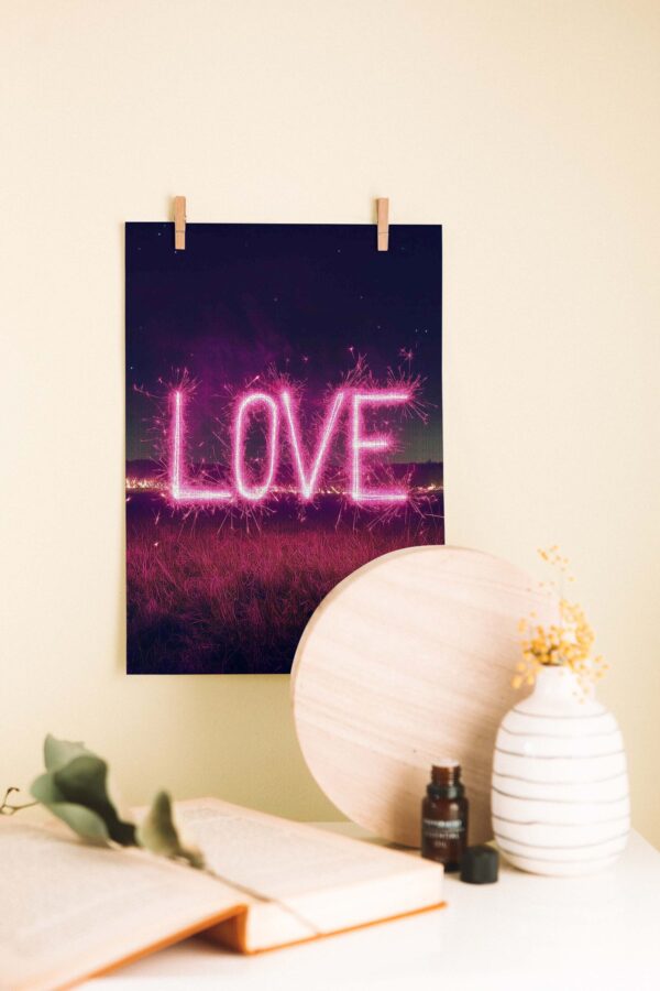 Love Kıvılcımı – Pembe Işıltılı Yazı Temalı Ahşap Poster