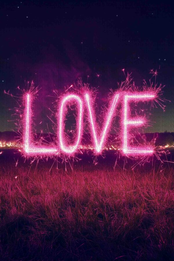Love Kıvılcımı – Pembe Işıltılı Yazı Temalı Ahşap Poster