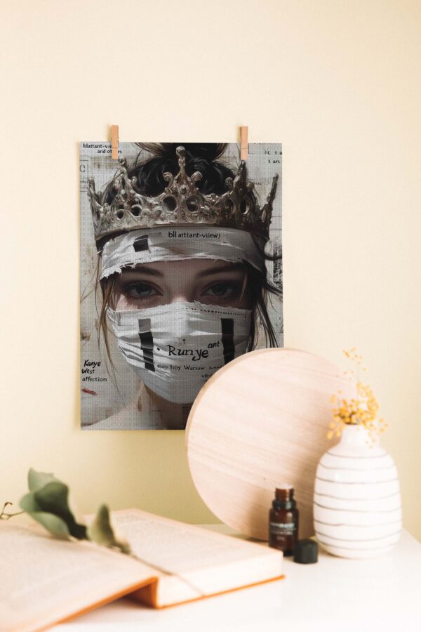Taç ve Maske – Modern Kraliçenin Direnişi Ahşap Poster