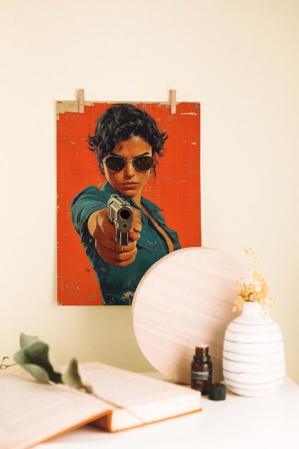 Kadın Ajan – Retro Aksiyon Stilinde Güçlü Kadın Portresi Ahşap Poster